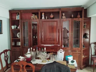 Mueble de madera con espejo