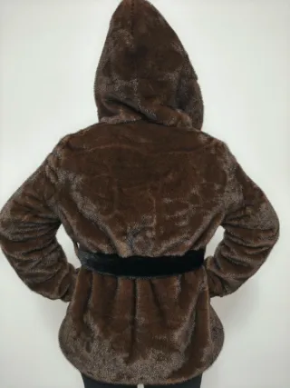 Ecopelliccia con cappuccio Tg M/L