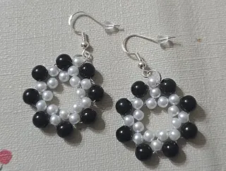 Orecchini perle nere e bianche