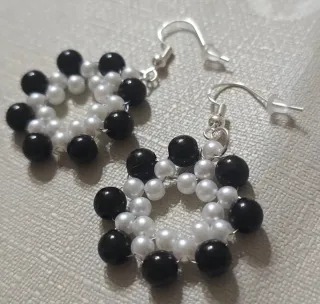 Orecchini perle nere e bianche
