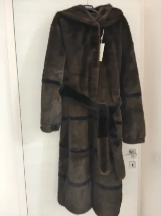 Ecopelliccia lunga marrone con cappuccio