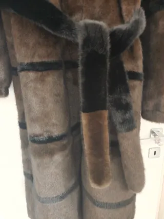 Ecopelliccia lunga marrone con cappuccio