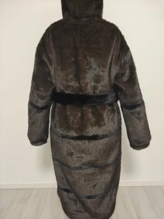 Ecopelliccia lunga marrone con cappuccio