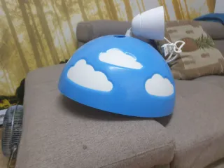 Lámpara infantil azul y blanca