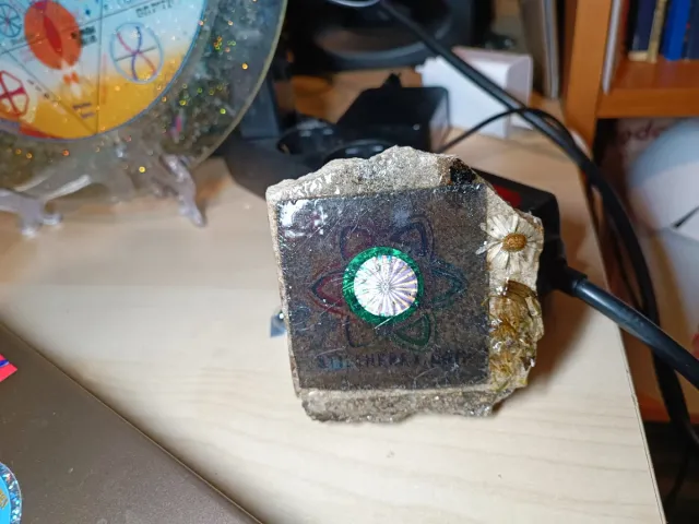 Ladrillo con flor y holograma