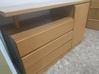 Coqueta cómoda de madera y cristal