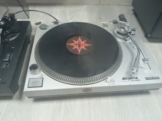 2 Platos DJ Negro y Plateado.