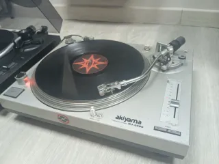 2 Platos DJ Negro y Plateado.