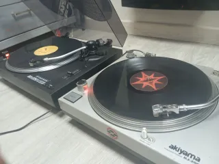 2 Platos DJ Negro y Plateado.