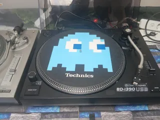 2 Platos DJ Negro y Plateado.