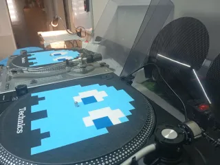 2 Platos DJ Negro y Plateado.