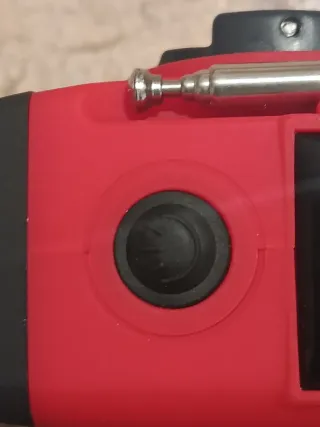 Radio Altavoz Portátil Roja y Negra