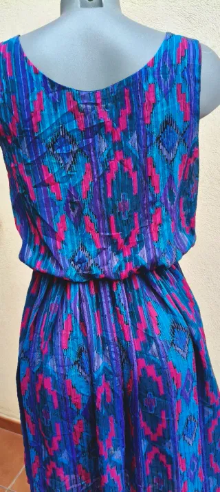Vestido estampado azul y fucsia