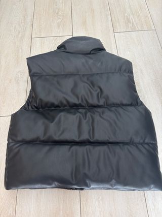 Chaleco acolchado efecto piel Zara Talla XS
