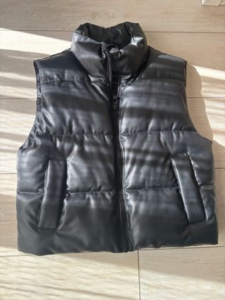 Chaleco acolchado efecto piel Zara Talla XS