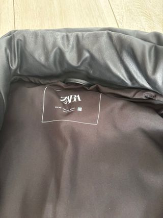 Chaleco acolchado efecto piel Zara Talla XS