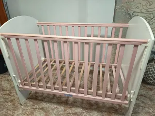 Cuna blanca con dibujo de mariquita