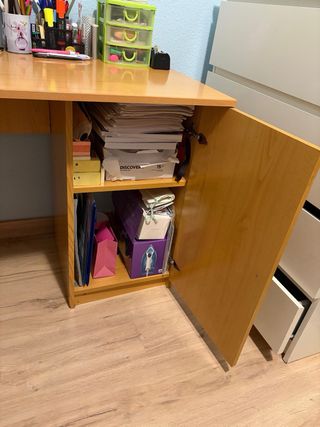 Escritorio de madera para estudio