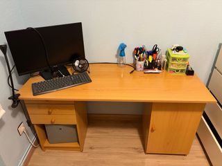 Escritorio de madera para estudio