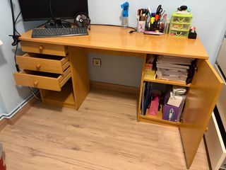 Escritorio de madera para estudio