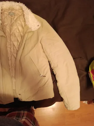 Cazadora beige con cuello de pelo