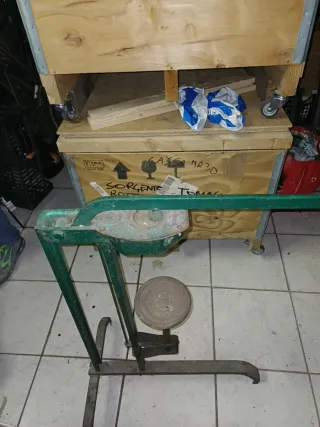 Tappatrice a colonna per tappi sintetici