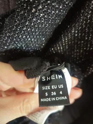 Vestido negro con escote y detalles dorados