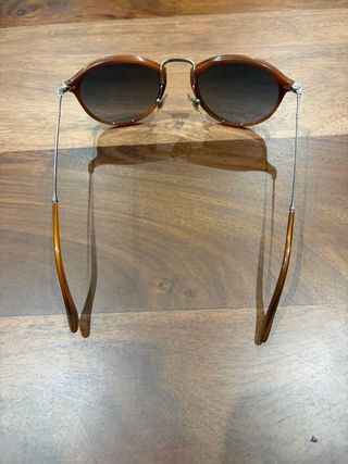 Gafas de sol Persol marron y metal.