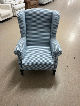 Sillón de tela azul y blanco