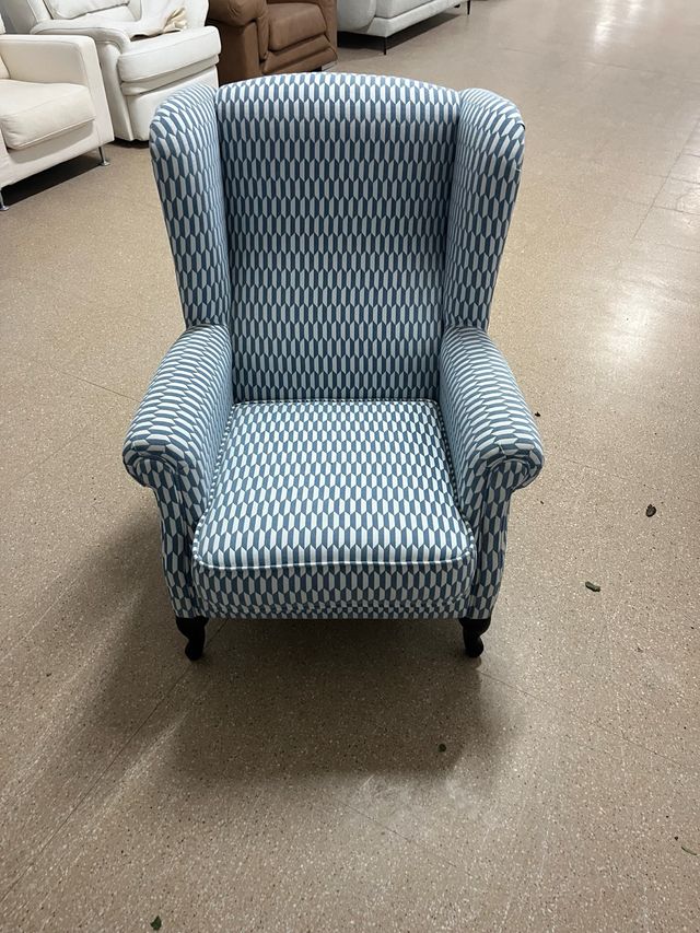 Sillón de tela azul y blanco