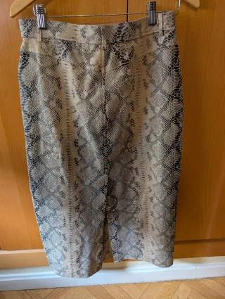 Falda Zara efecto piel serpiente