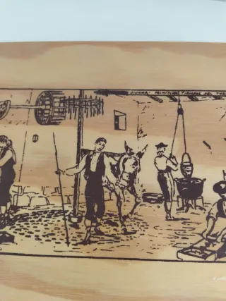 Caja de madera decorada con grabado