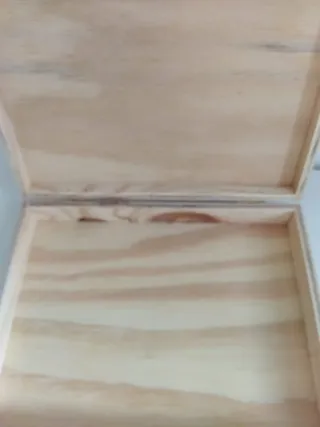 Caja de madera decorada con grabado