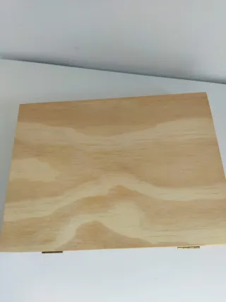 Caja de madera decorada con grabado