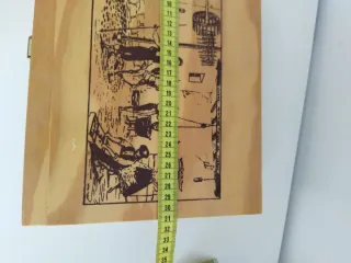 Caja de madera decorada con grabado