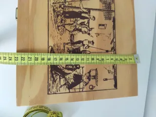 Caja de madera decorada con grabado