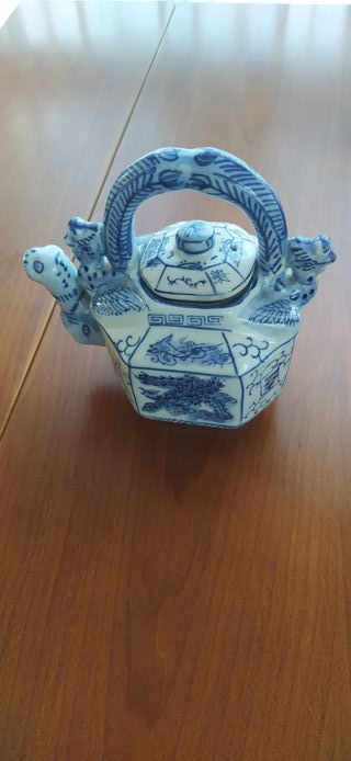 Tetera antigua de porcelana azul y blanca