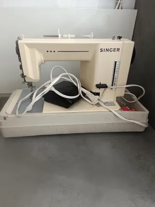 Máquina de coser blanco