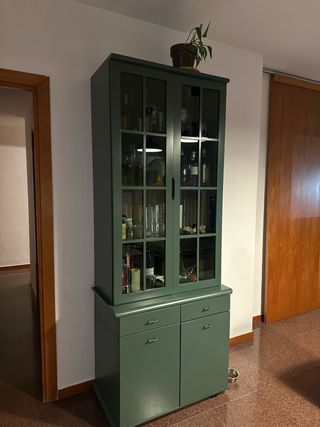 Armario vitrina verde con puertas de cristal