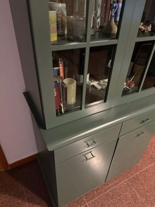 Armario vitrina verde con puertas de cristal