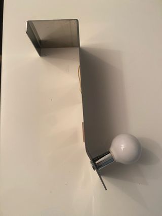 Colgador de puerta metal y bola blanca