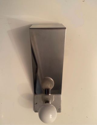 Colgador de puerta metal y bola blanca