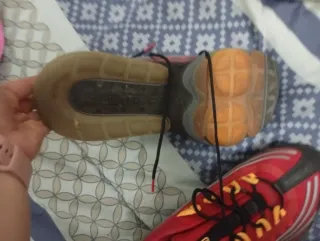 Zapatillas Deportivas Rojas y Negras