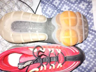 Zapatillas Deportivas Rojas y Negras