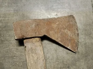 Hacha antigua de madera y metal