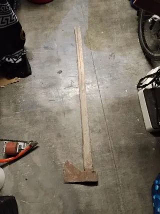 Hacha antigua de madera y metal