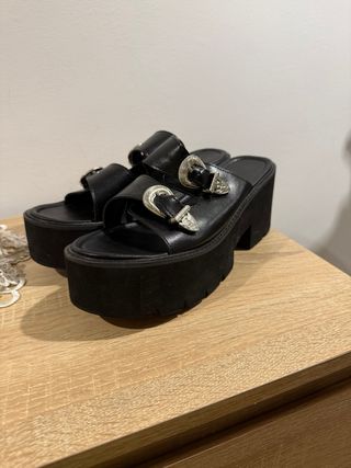 Sandalias negras plataforma hebillas