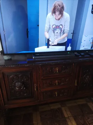 Mueble de madera con puertas talladas a mano