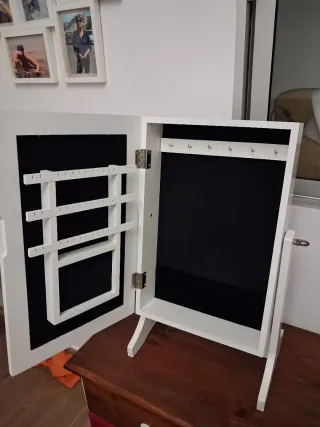 Joyero de madera blanco.