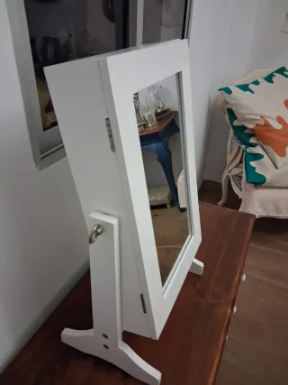 Joyero de madera blanco.